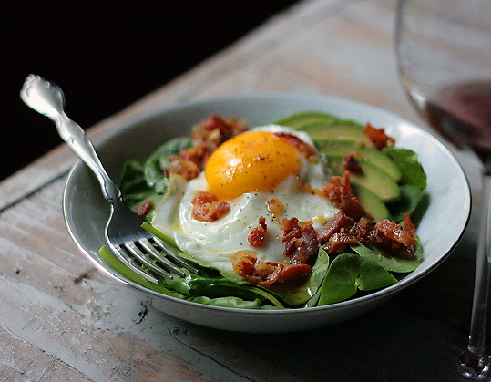 spinach-avocado-salad-bacon-egg-bowl